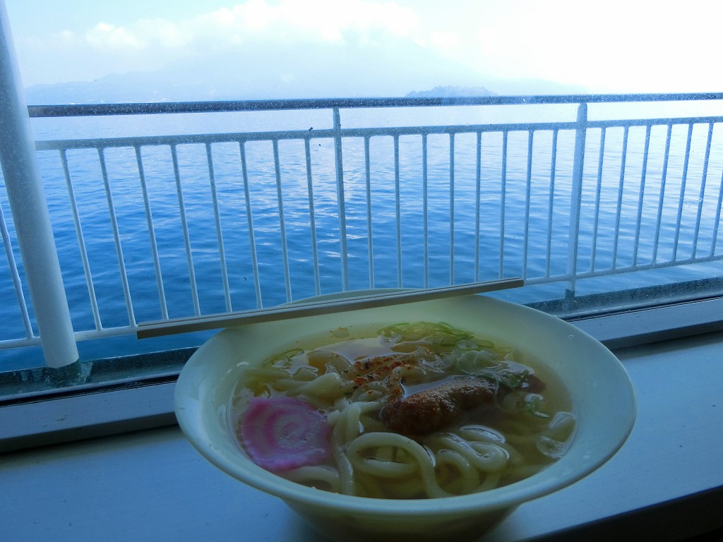 鹿児島の歩き方 鹿児島県の錦江湾を渡る鴨池 垂水フェリーの南海うどんを食べるとちょっとした船旅