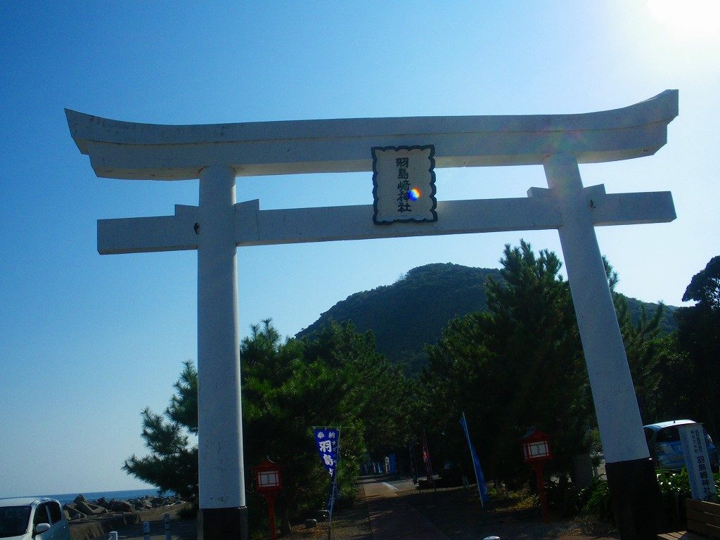 鹿児島の歩き方 鹿児島県いちき串木野市羽島にある羽島崎神社の白い鳥居の先にはゴンザ神社があった