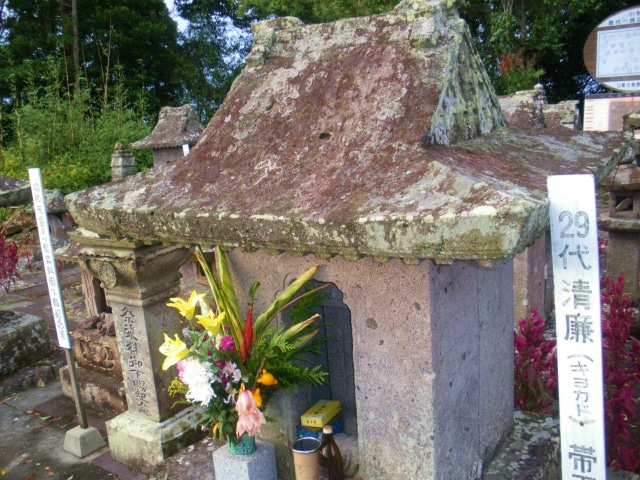 小松帯刀のお墓はお花が手向けられています。