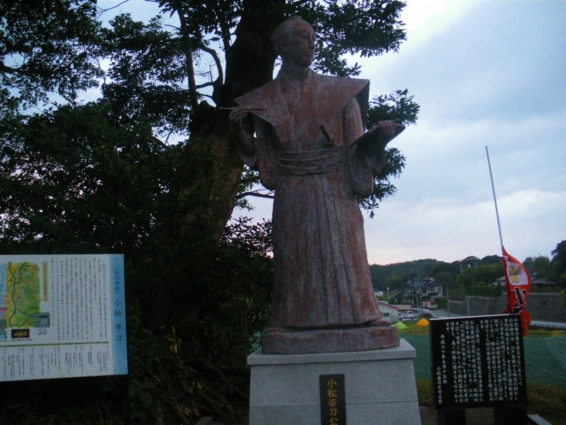 清浄寺境内には小松帯刀の像が建てられました。