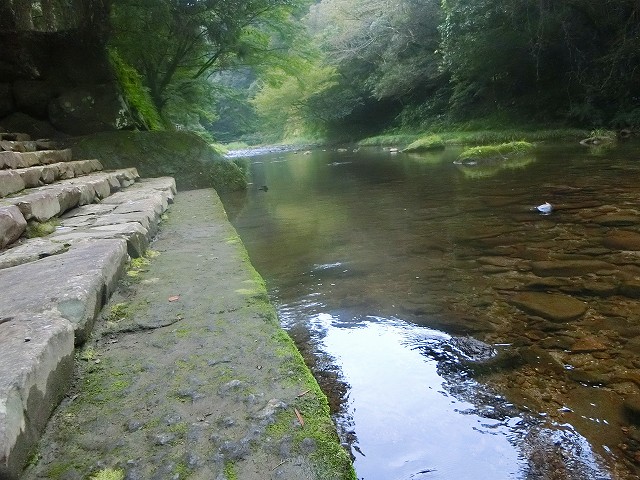 この姶良川は奥の陵墓まで流れます。