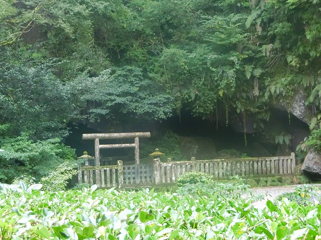 吾平山上陵は岩屋にある陵墓なのです。