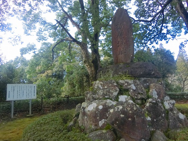 松尾城の本丸跡にある城址碑です。