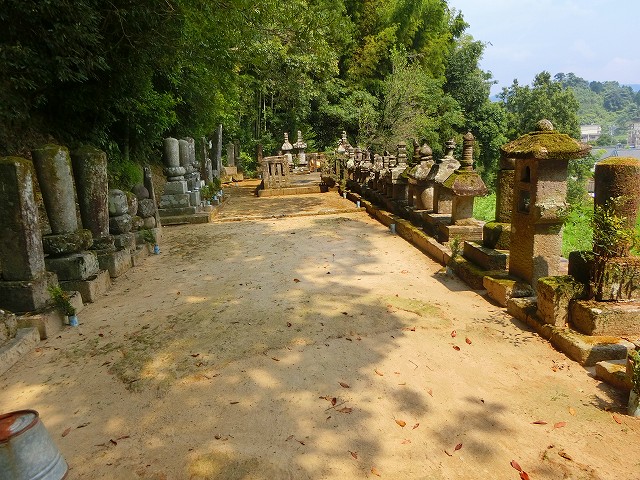 薩州島津家の墓は小高い丘の上。