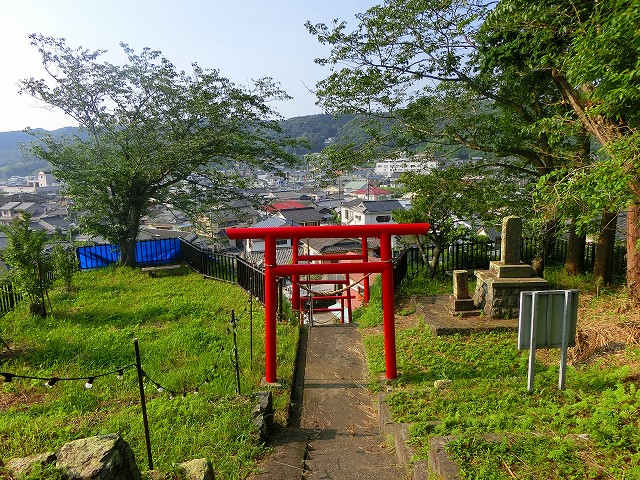 温泉神社の鳥居から温泉街を見下ろします。