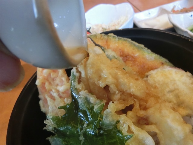 天ぷらにつゆをかけて頂きます。