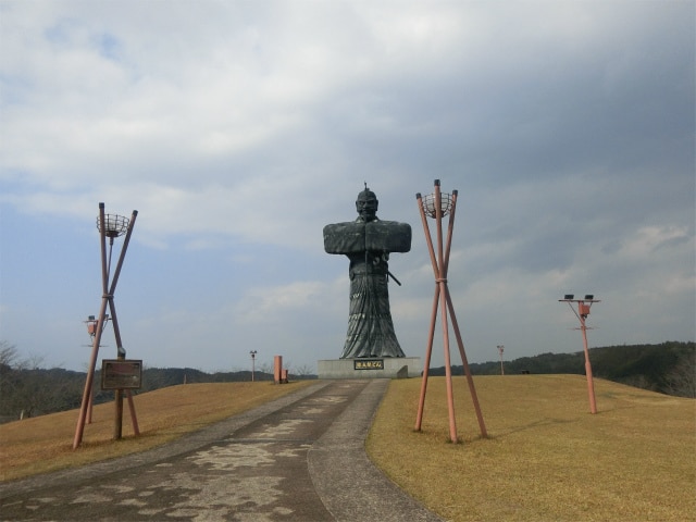 道の駅奥の丘には高さ15ｍの弥五郎の銅像