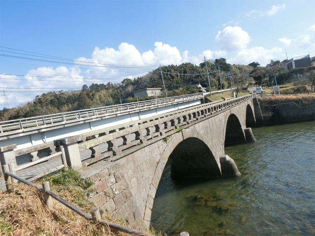3連アーチ式の石橋・浜田橋がありました。