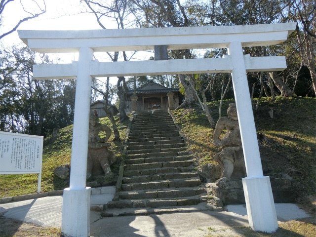 白い鳥居の久多島神社に参拝してきました。