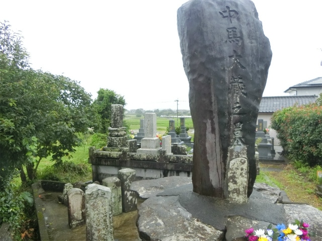 島津義弘を連れ帰った中馬大蔵のお墓です。