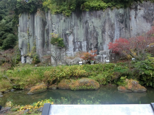 清水磨崖仏は万之瀬川沿いの崖に刻まれます。