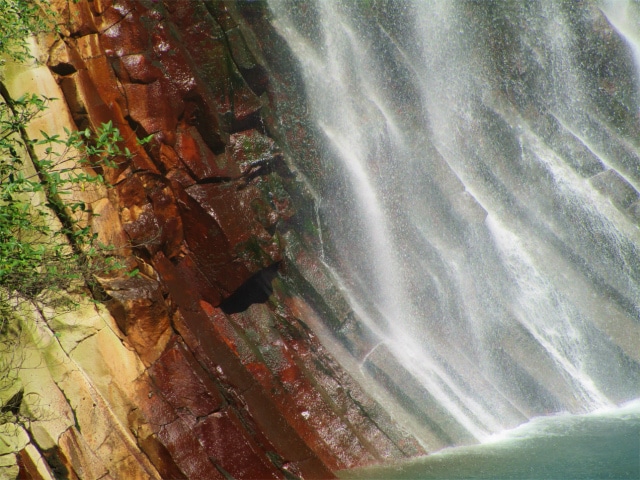 丸尾滝の壁には溶岩が固まった柱状節理