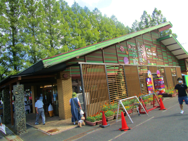 生駒高原の花の駅は宮崎の物産館です。