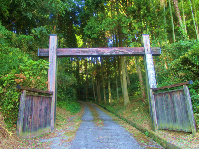 飯野城の大手門があった場所から進みます。