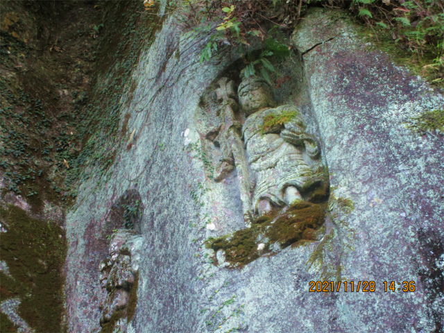 高田磨崖仏の崖に彫られた毘沙門天様