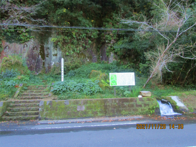 道路脇の壁に高田磨崖仏がありました。