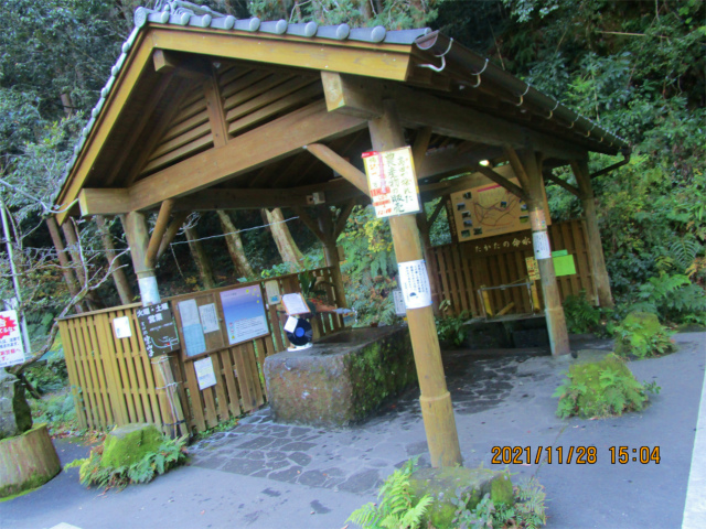 高田の水汲み場の小屋には大きな石があります