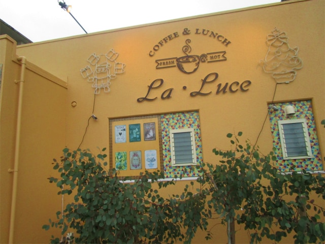 カフェ　ラ・ルーチェは淡い黄色のシャレた店