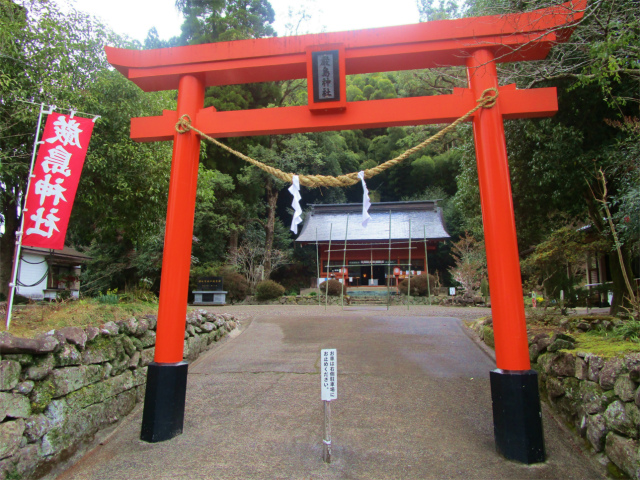 厳島神社の鳥居の先に拝殿がみえます。