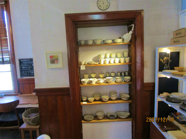 POTURI（ポツリ）の廊下に陶器の棚