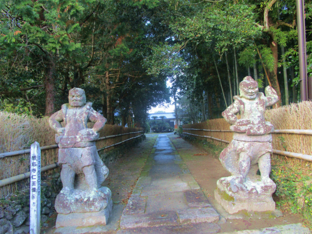 野田麓の感応禅寺入口の仁王像