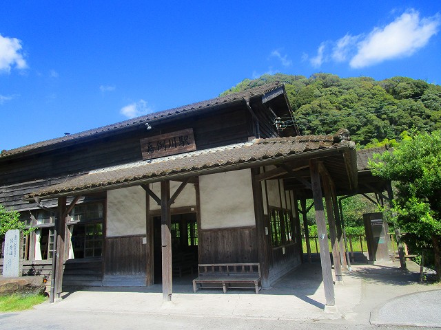 鹿児島最古の木造駅舎の嘉例川駅です