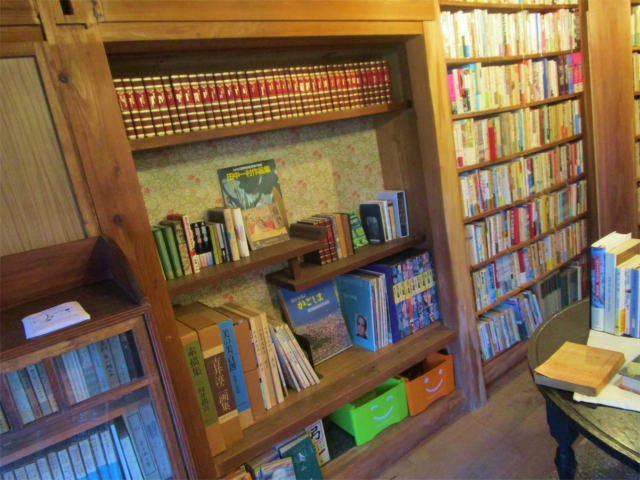 ブックカフェそらまどの本棚です