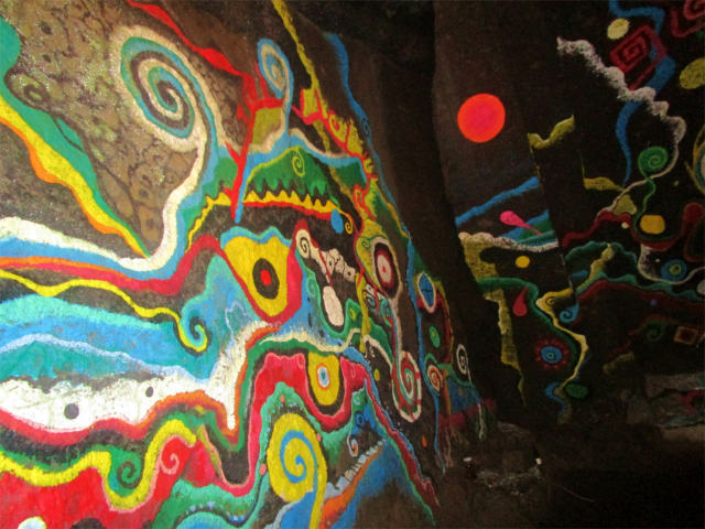 熊襲の穴の壁にはモダンアートが描かれます