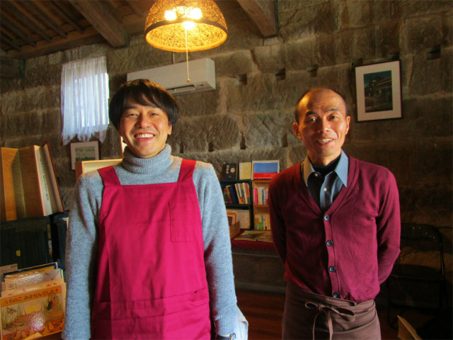 つばめ文庫の小村さん（左）とカフェ担当の窪さん