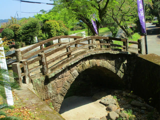 岩剣神社の前にある古い石橋です