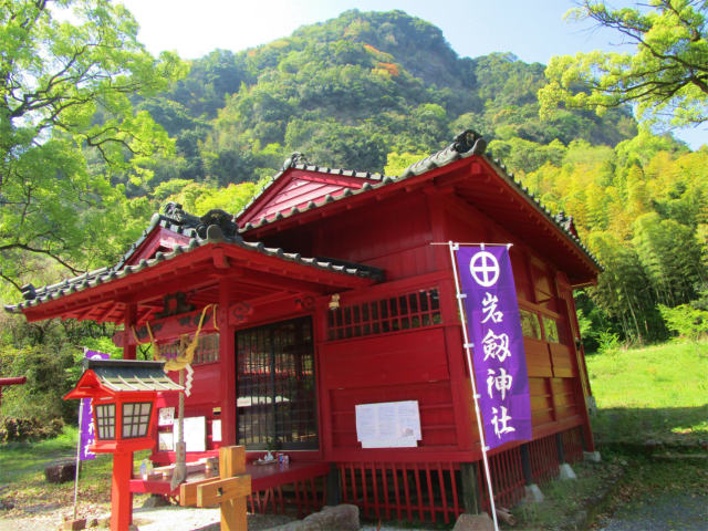 岩剣岳の麓に鎮座する岩剣神社です