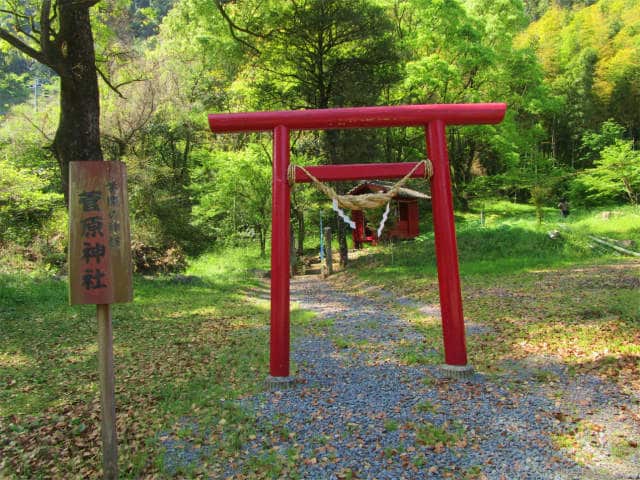 岩剣神社の境内には菅原神社もありました。