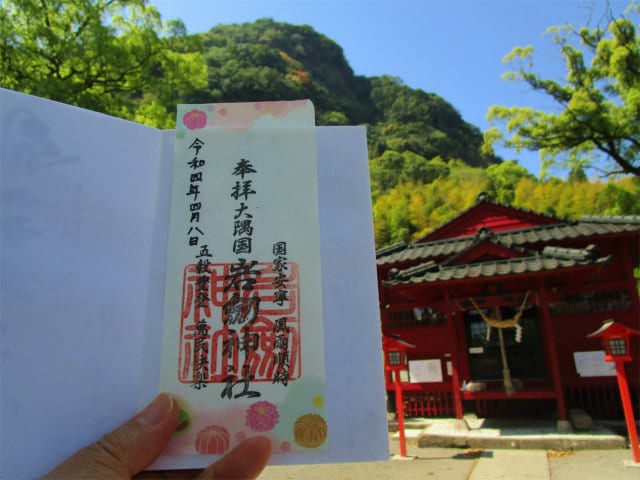 岩剣神社の御朱印の後ろには岩剣神岳です
