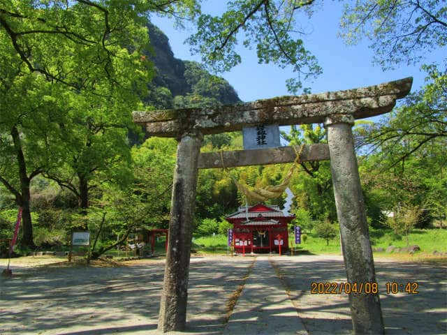 岩剣岳の麓に鎮座する岩剣神社です