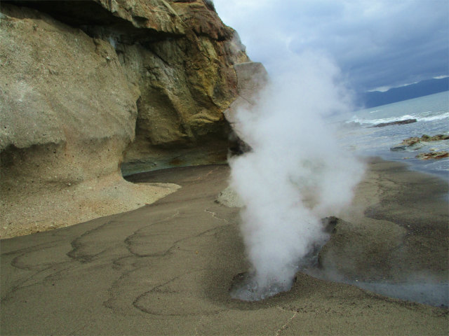 熱水が噴出する火山活動が見られる伏目海岸です
