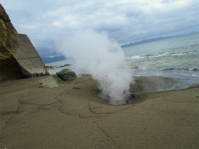 伏目海岸は火山活動で熱水が噴出しています