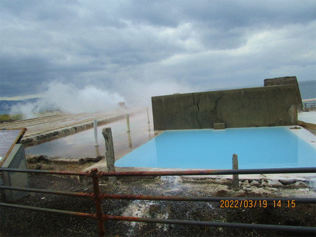 山川製塩工場跡の青いプールです
