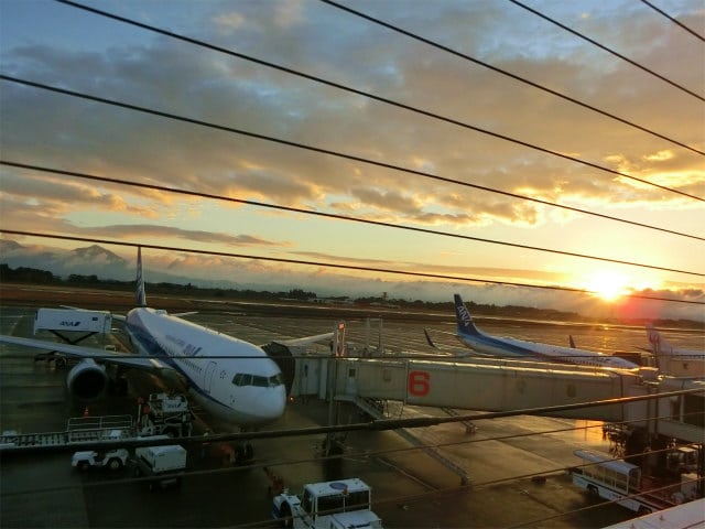 鹿児島空港の夜明けです