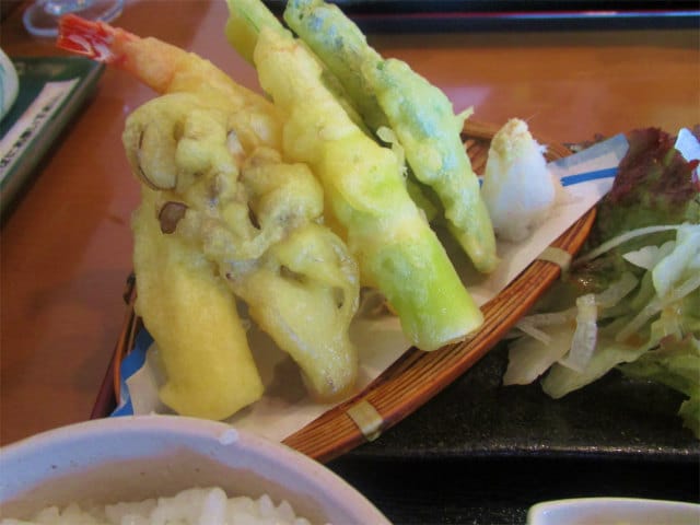 10種類ほどの季節野菜の天ぷらが美味しかった