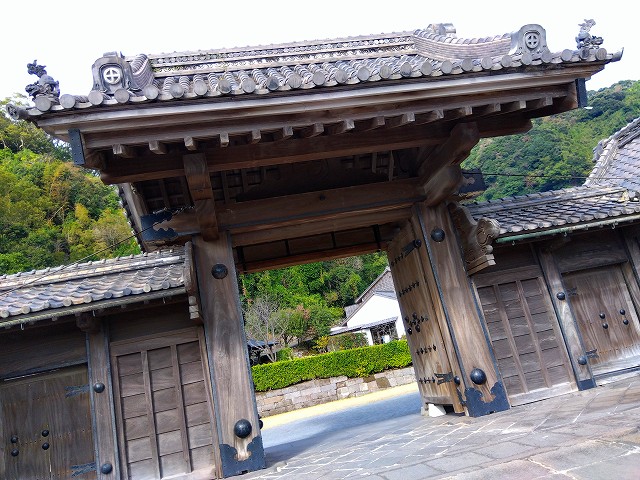 仙巌園の正門です屋根に丸に十の字が見えます。