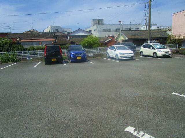 青葉さんの駐車場も広々です。