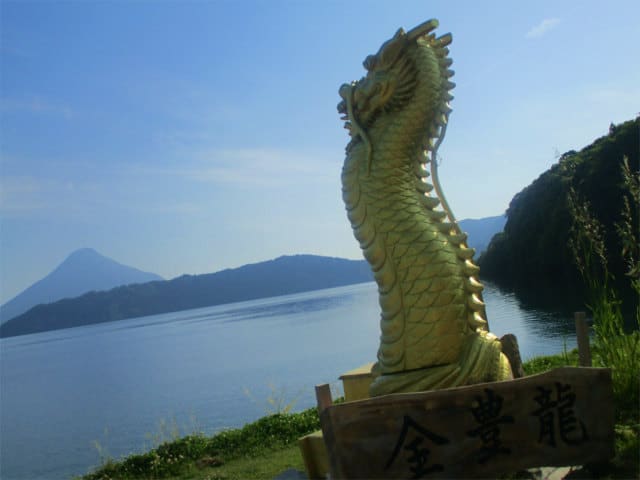 こちらの龍神様は池田湖と開聞岳を眺めます。