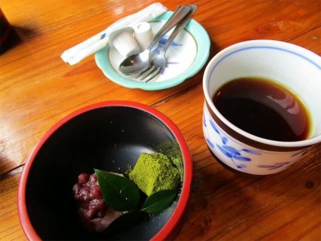 麻里花のデザートは桜餅とわらび餅です、コーヒーも美味い。