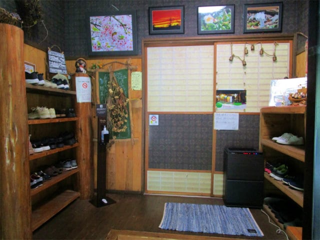 麻里花さんの玄関は古民家の造りです。
